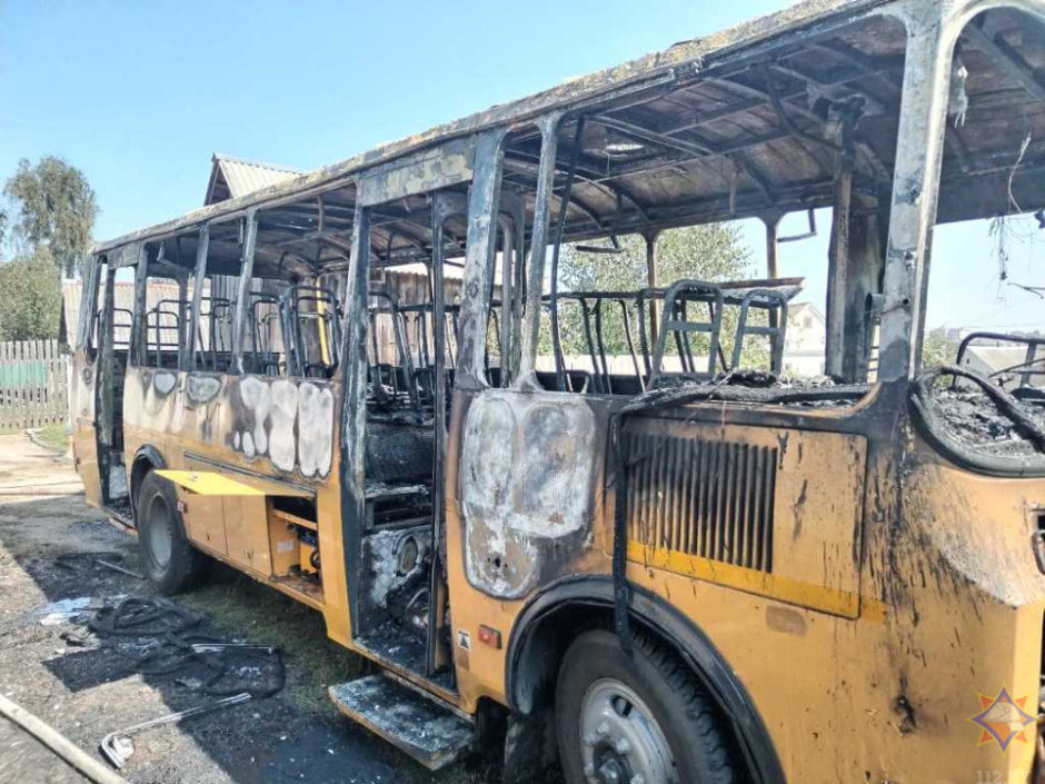 В Ляховичах загорелся школьный автобус.jpg