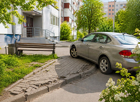 Машины под окнами, выхлоп в квартирах, разбитый тротуар: что делать по закону