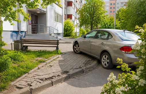 Машины под окнами, выхлоп в квартирах, разбитый тротуар: что делать по закону