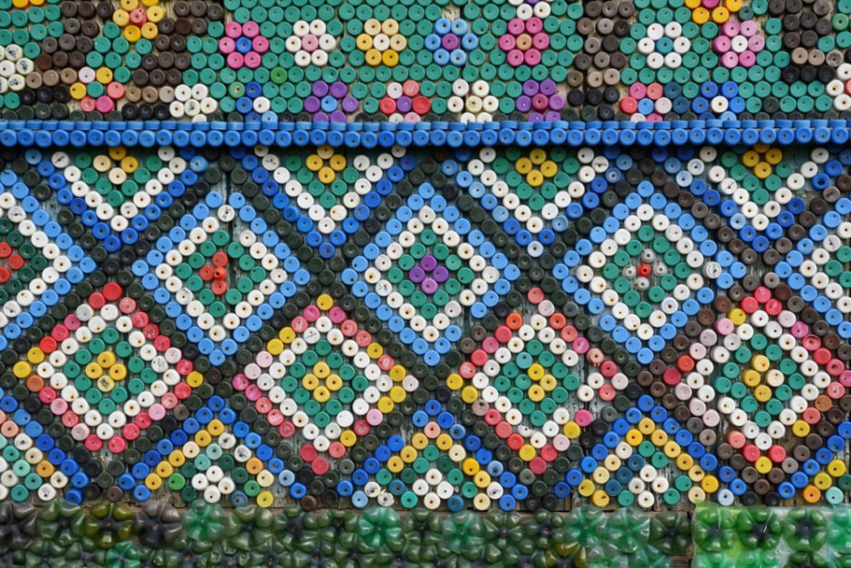 Дом обитый пластиковыми крышками 13.jpg