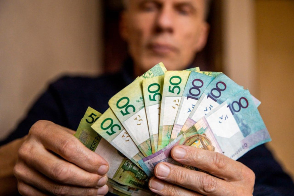 белорусские рубли в руках