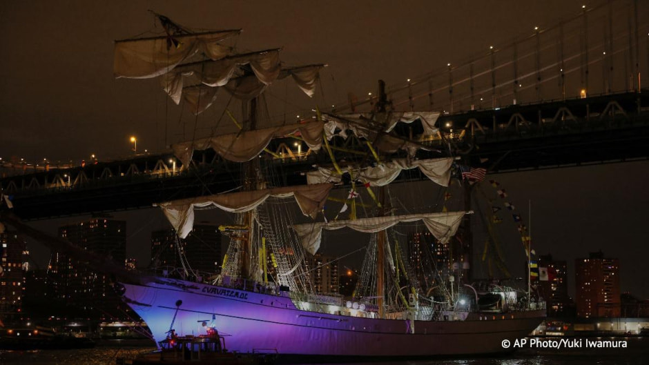 Парусник столкнулся с Бруклинским мостом.jpg