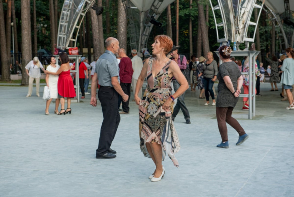 Танцы 60 в парке Челюскинцев 2.jpg