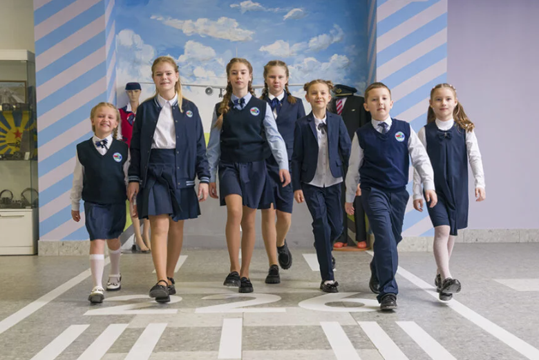 В Минске в новом учебном году учащиеся протестируют беллегпромовскую школьную форму (6).PNG