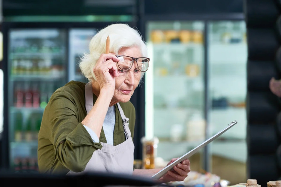 Пенсионерка за работой.jpg Пенсионерка за работой.jpg