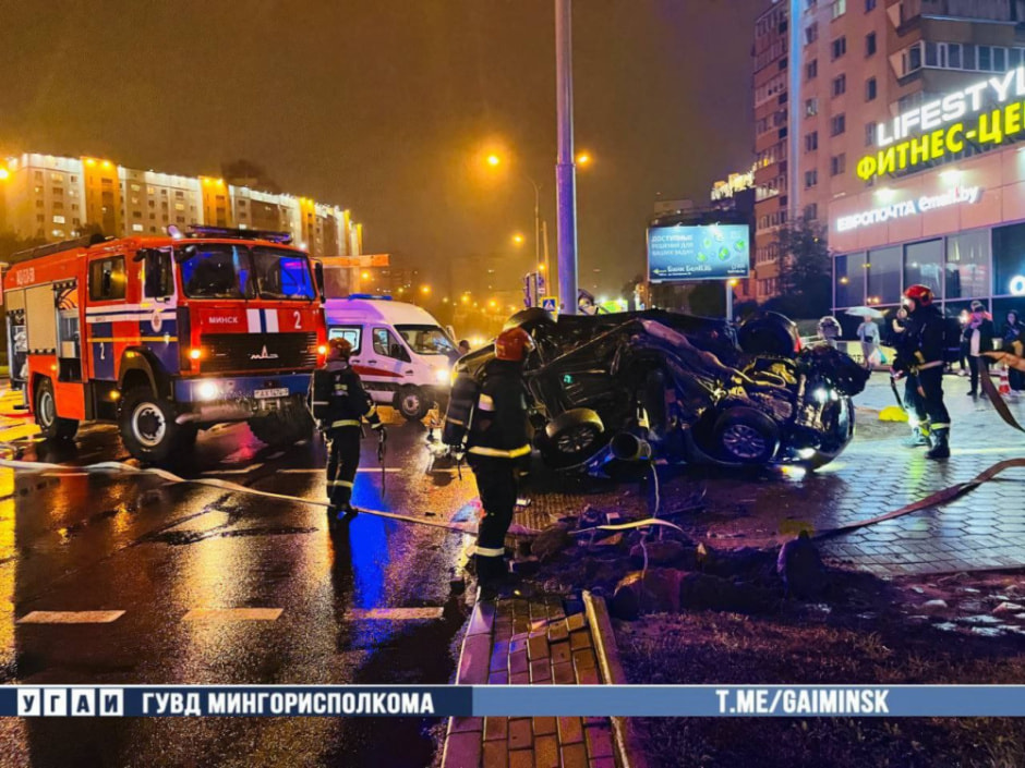 Toyota врезалась в светофор и перевернулась на проспекте Машерова в Минске (2).jpg