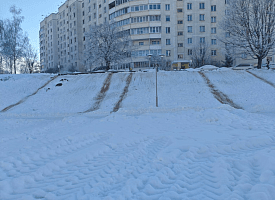 В Минске песком засыпают снежные горки. Кто это делает и где уже не прокатиться на ватрушке?