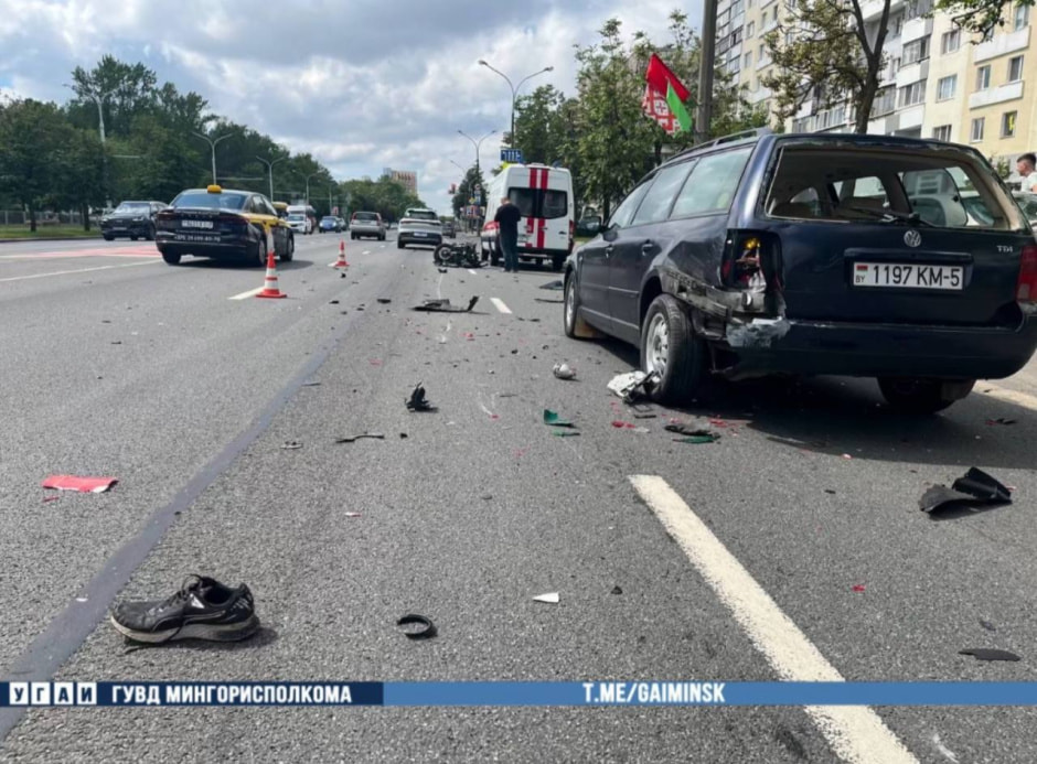 В Минске Kawasaki столкнулся с Volkswagen – мотоциклиста от удара отбросило на впереди идущее авто (1).jpg