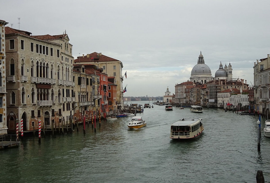 Водный_транспорт_в_Венеции.JPG