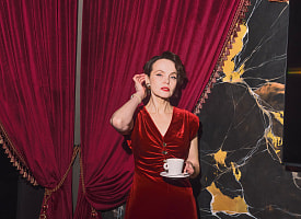 Стилист раскрыла простой прием, который визуально “минусует” несколько лет