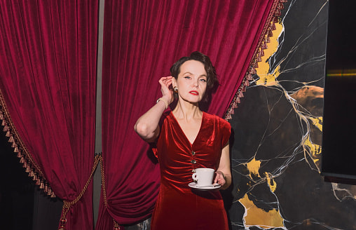 Стилист раскрыла простой прием, который визуально “минусует” несколько лет