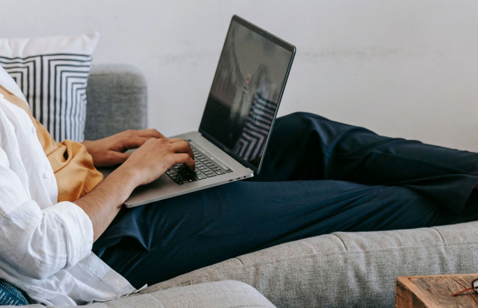 Мужчина с ноутбуком Мужчина с ноутбуком