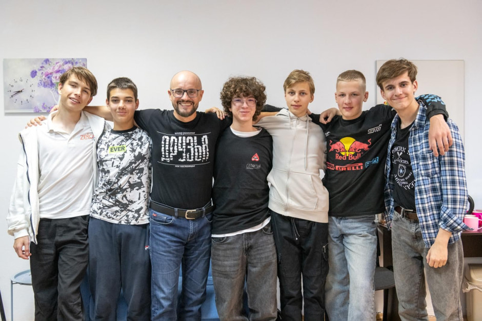 15-Дмитрий Шуканов (третий слева) и воспитанники Центра.jpg