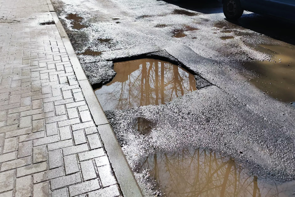 Ямы на городской дороге