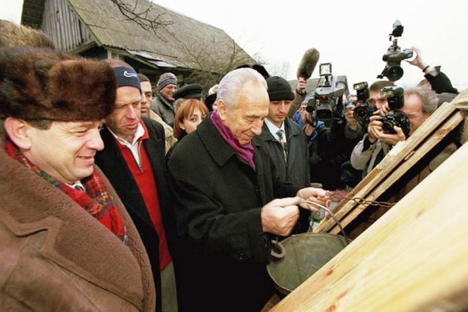 Шимон Перес в Вишнево.jpg
