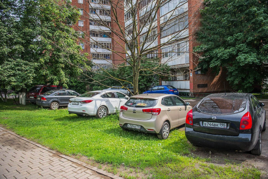 Парковка на газоне.jpg