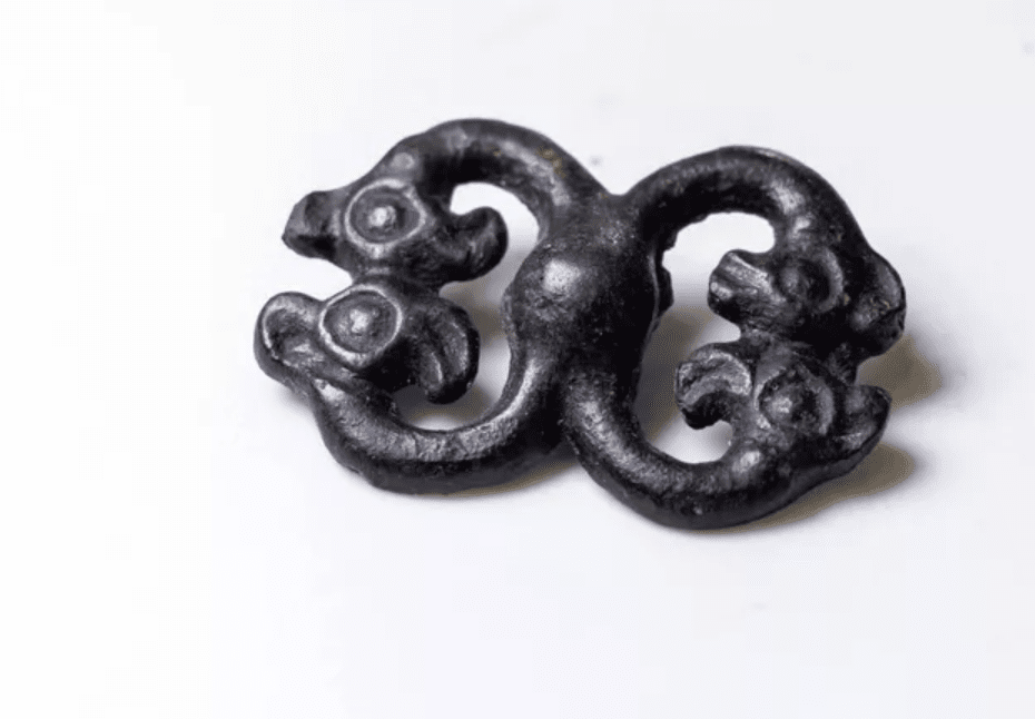 Бронзовая пряжка с изображением хищных птиц