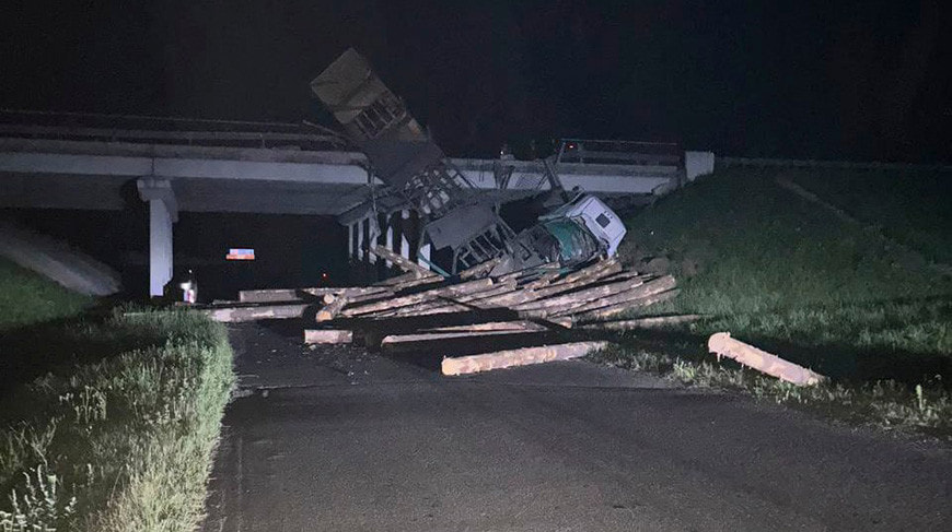 Под Могилевом лесовоз опрокинулся с моста и повис на опоре.jpg