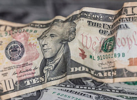 Белорусам предложили купить 10 долларов за 1200 рублей. А у вас есть такая купюра?