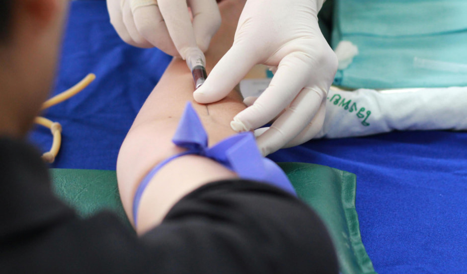 Анализ крови из вены в перчатках