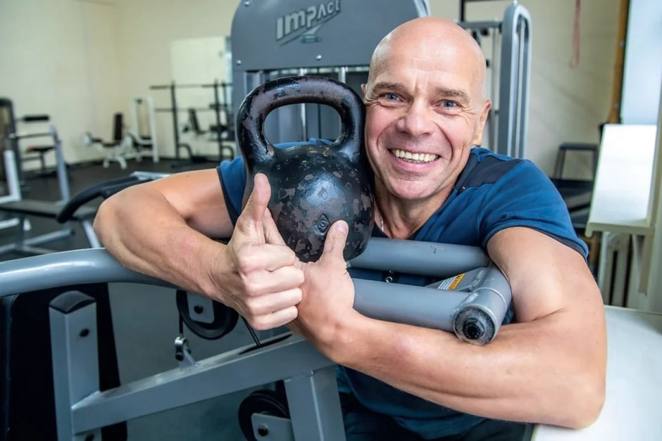 Вячеслав Хоронеко с гирей.jpg