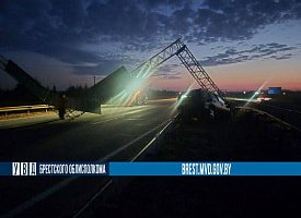 На трассе М1 под Березой водитель Opel снес опору с дорожными знаками