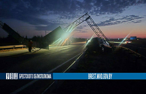 На трассе М1 под Березой водитель Opel снес опору с дорожными знаками