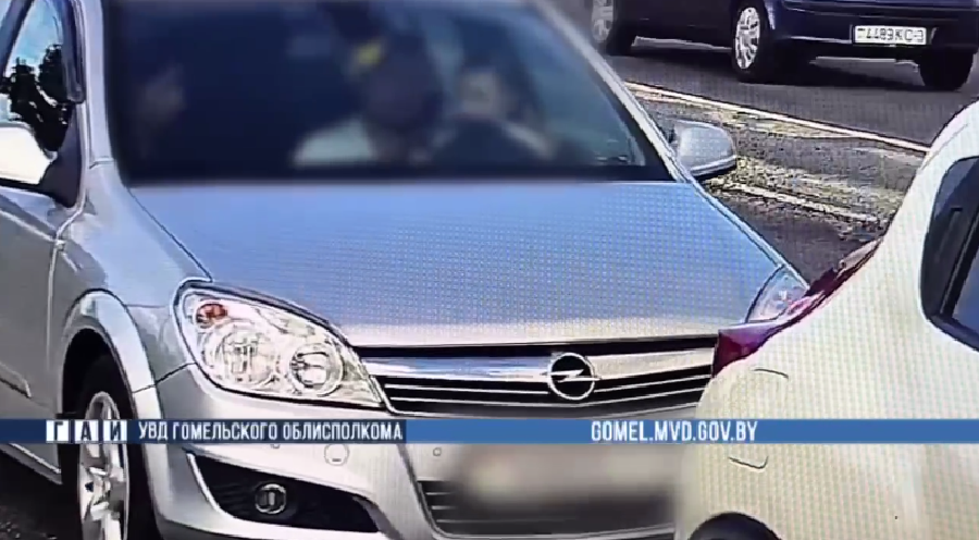 Водитель с ребенком на руках.png