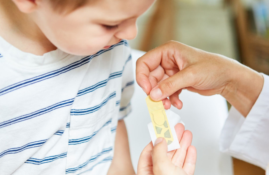 Как только бинтовая повязка промокла или загрязнилась, ее нужно заменить на новую