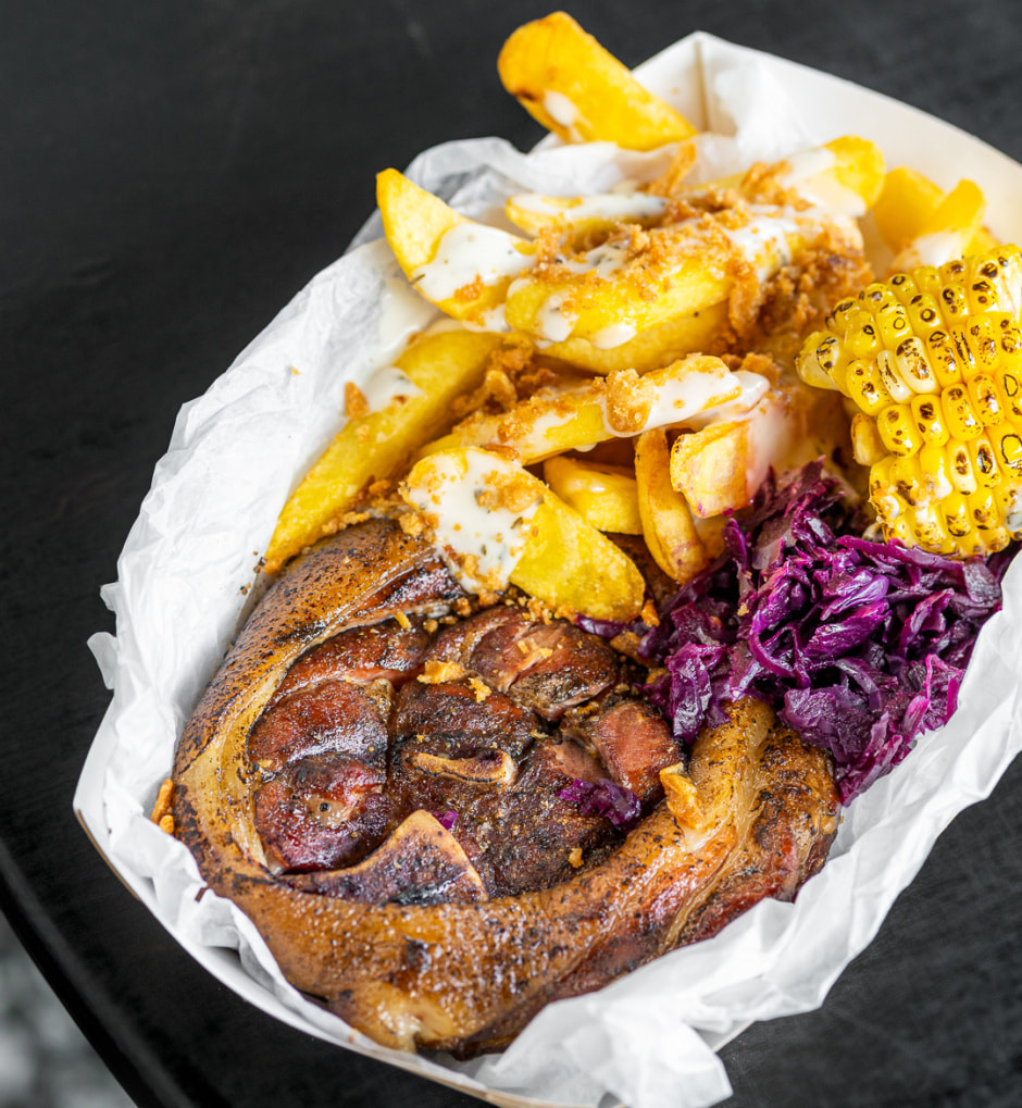 Шалёны кныр-4)Рулька копченая на ольхе с ферментированой капустой кукурузой на огне фри и чесночным соусом).jpg