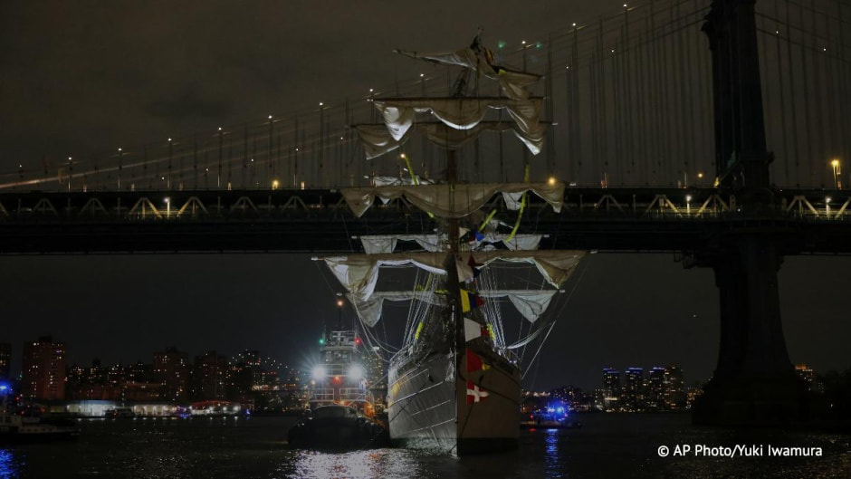 Парусник столкнулся с Бруклинским мостом 1.jpg