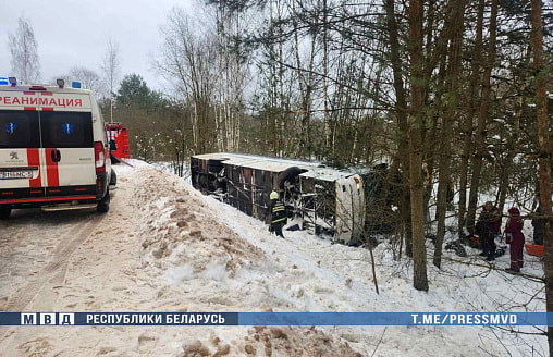 Под Логойском перевернулся автобус с 47 пассажирами – на место приехали 11 машин скорых