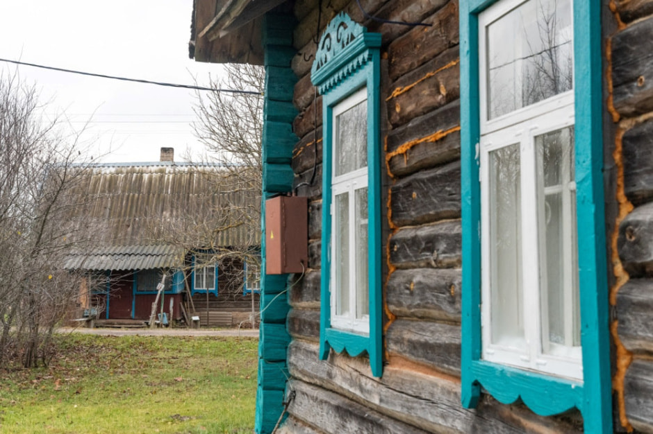 Девушка и деревенская хата в Ягодках 6.jpg