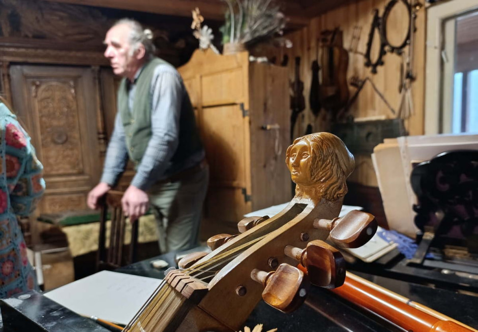 Алесь Лось и народные инструменты 10.jpg