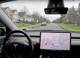 Мужчина удаленно управлял Tesla бывшей и ограничивал скорость машины