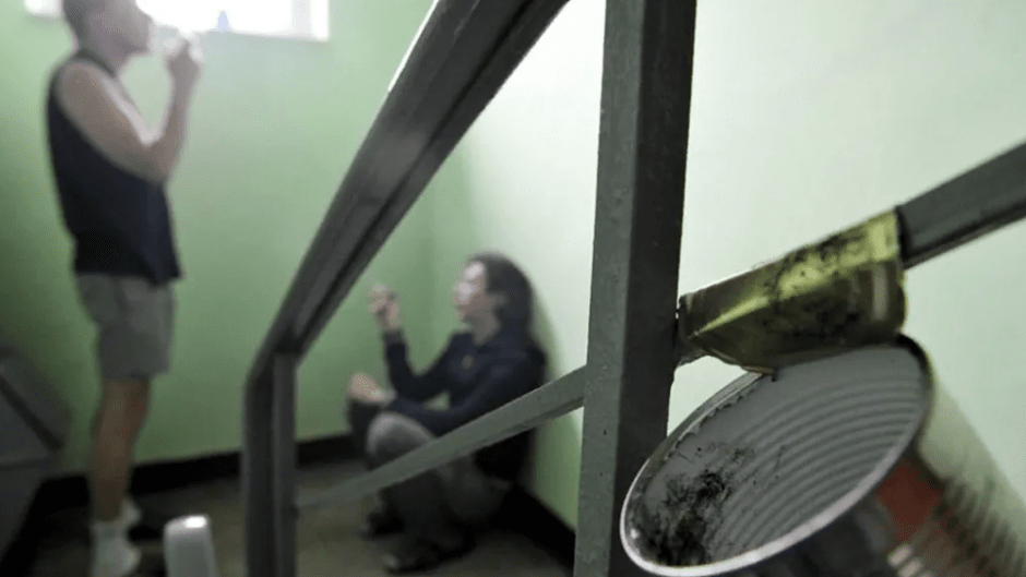 курение в подъезде