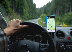 “Машина станет неуправляемой” – ГАИ предупредила о штрафах за пользование навигатором в Беларуси