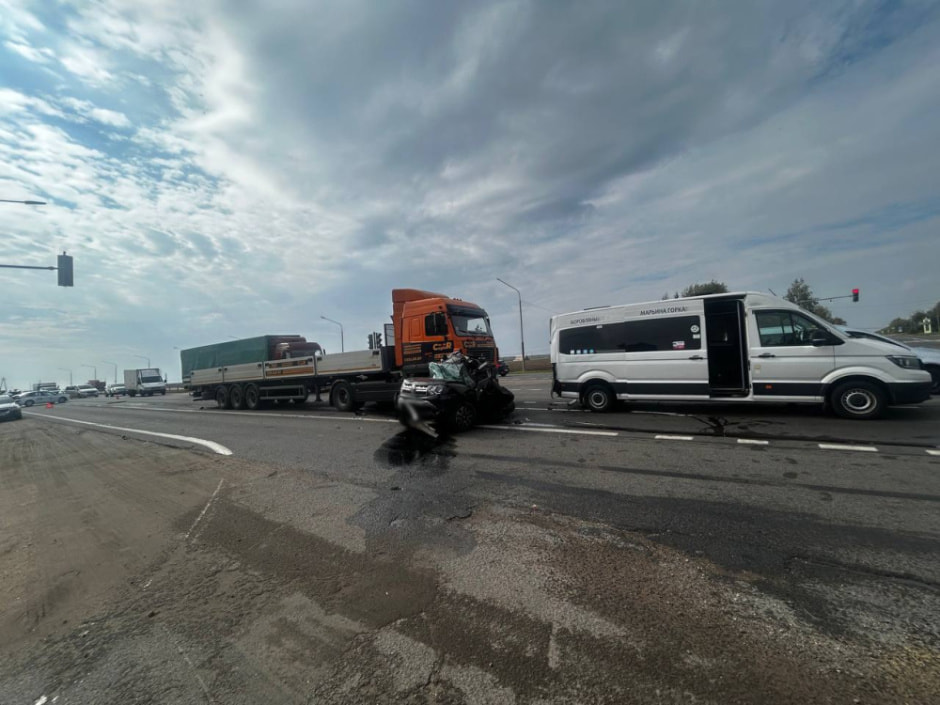 МАЗ въехал в Renault, а тот столкнулся с маршруткой — смертельное ДТП под Пуховичами (3).jpg
