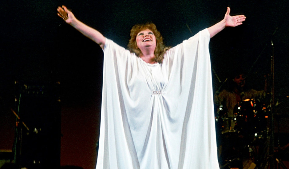 Алла Пугачева и балахон.jpg