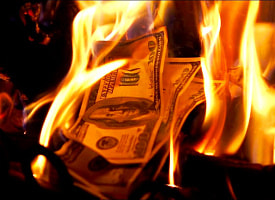 Пинчанка разозлилась и сожгла кошелёк с 500 долларами. За что завели уголовное дело?