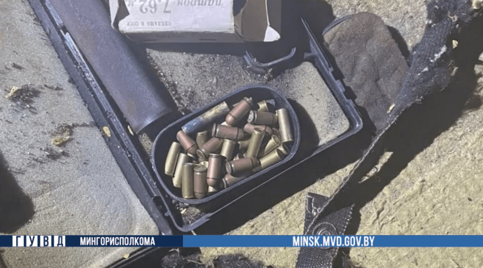 В Минске в лифте одной из многоэтажек нашли глушитель, кобуру и патроны (1).png