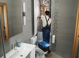 В Минске мужчина застрял вниз головой в сантехнической нише – случилась трагедия