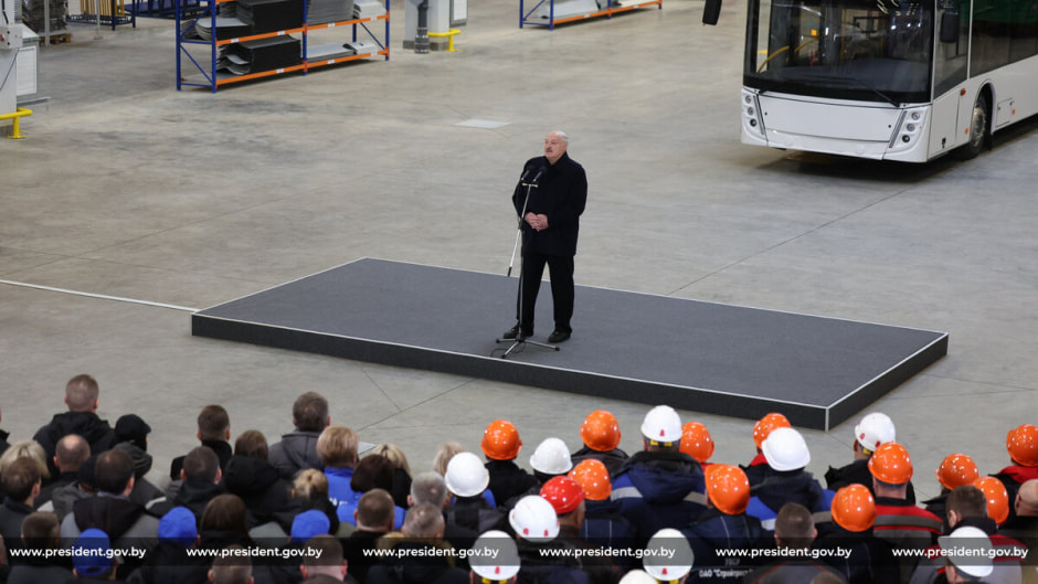Лукашенко на заводе.jpg