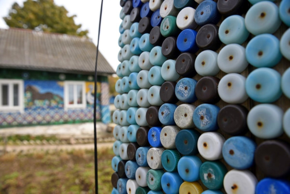 Дом обитый пластиковыми крышками 7.jpg