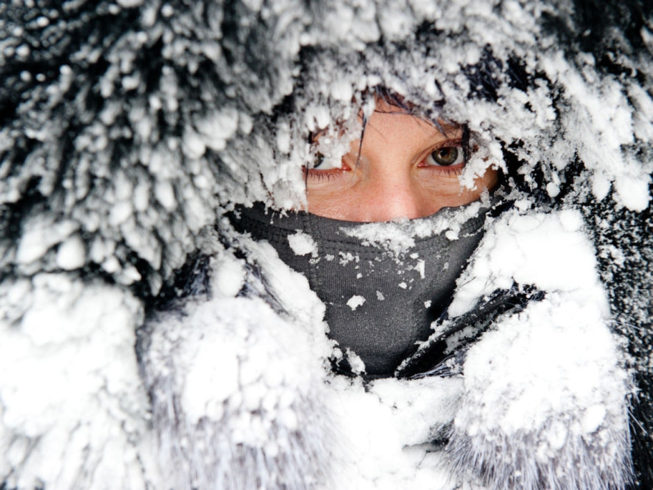 женщина при сильных заморозках на улице