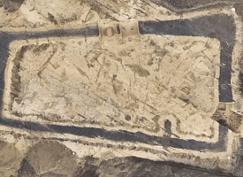 В гробнице каменного века обнаружили загадочный средневековый туннель