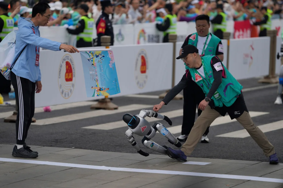 робот падает за полумарафоне.png