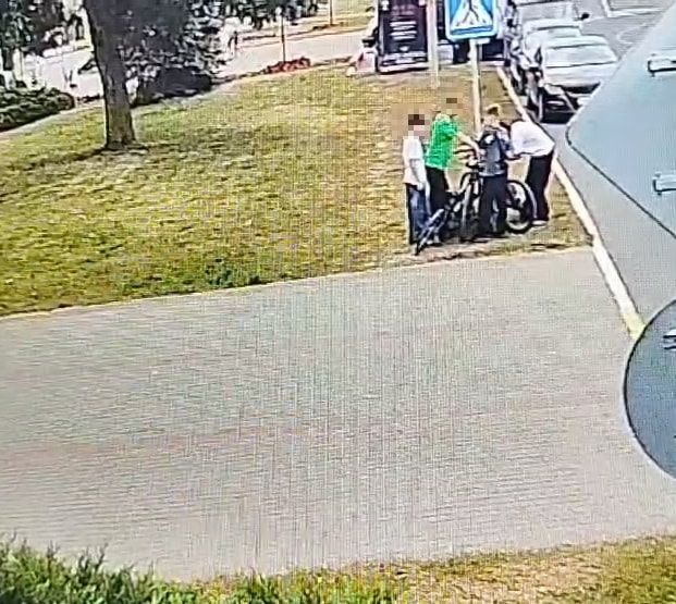 дети пристегивают велосипеды.jpg