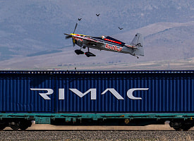 Самолет сел на движущийся поезд: в Европе установили новый экстремальный рекорд