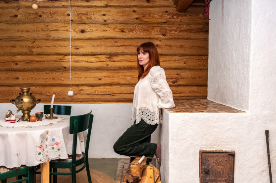 Девушка и деревенская хата в Ягодках 16.jpg